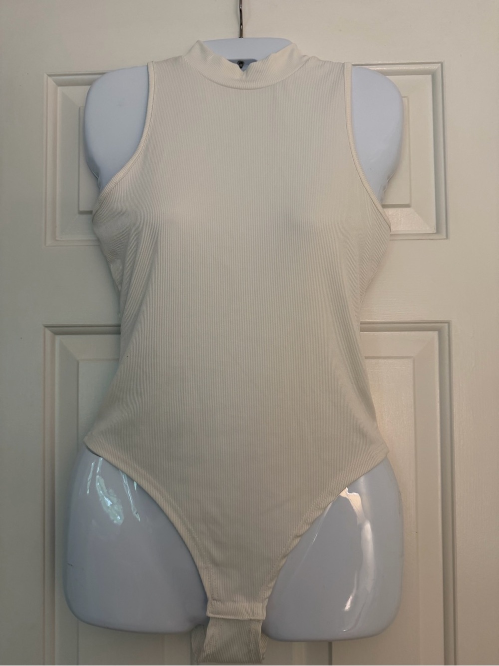🩷 3/$18 White Ribbed Mock Neck Sleeveless Bodysuit Medium Snap Stretch Top
